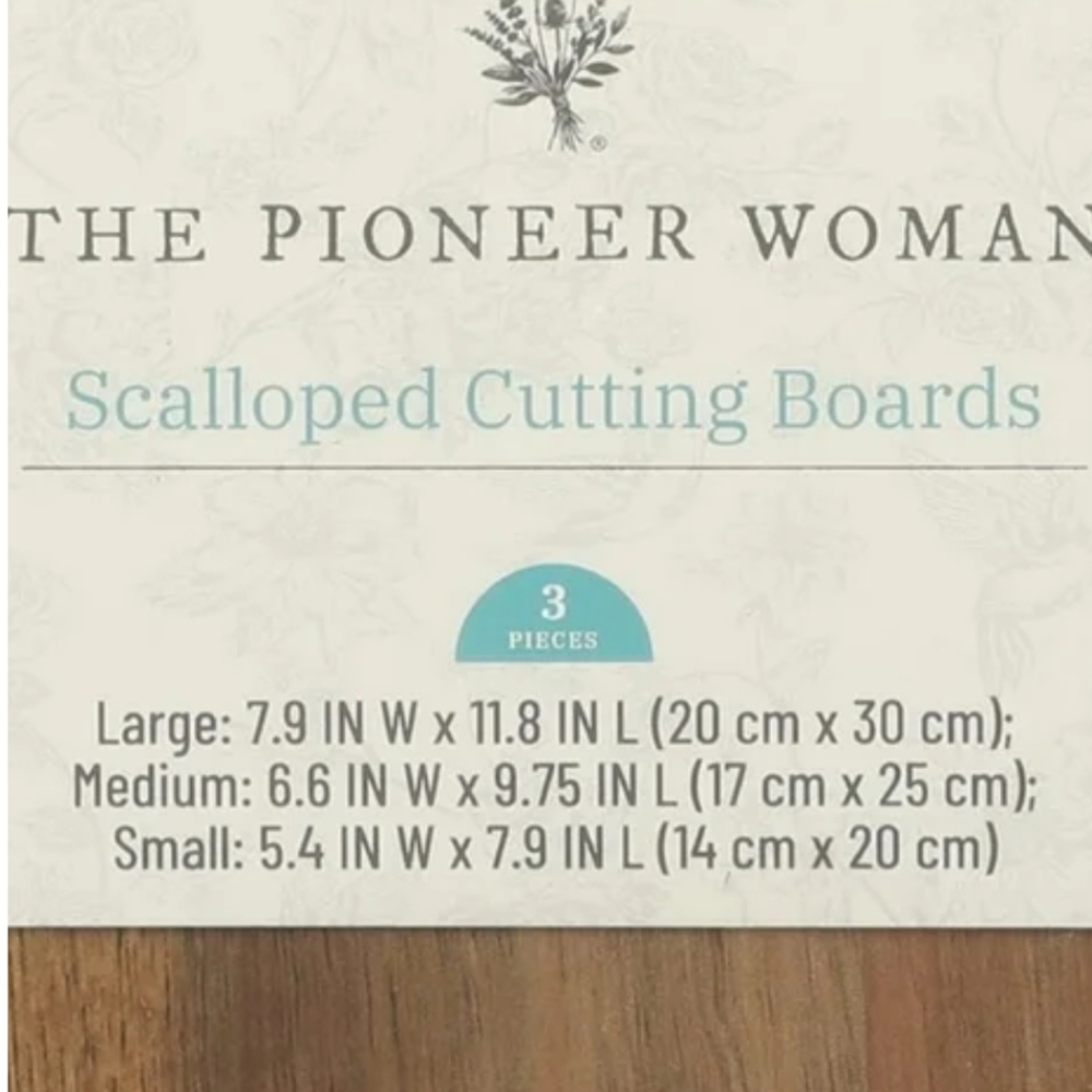 ❤️ 2025 The Pioneer Woman Scalloped Edge Acacia Wood Cutting Board 3 Piece Set - Picture 3 of 7